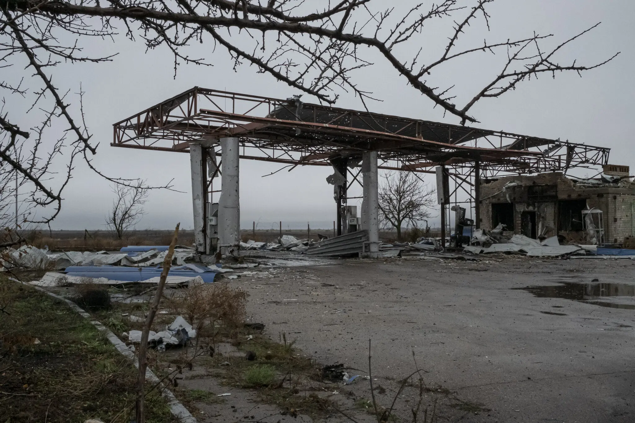 Зруйнована АЗС у селі Посад-Покровське, зрівняна з землею під час минулорічних боїв за витіснення Росії з міста Херсона.